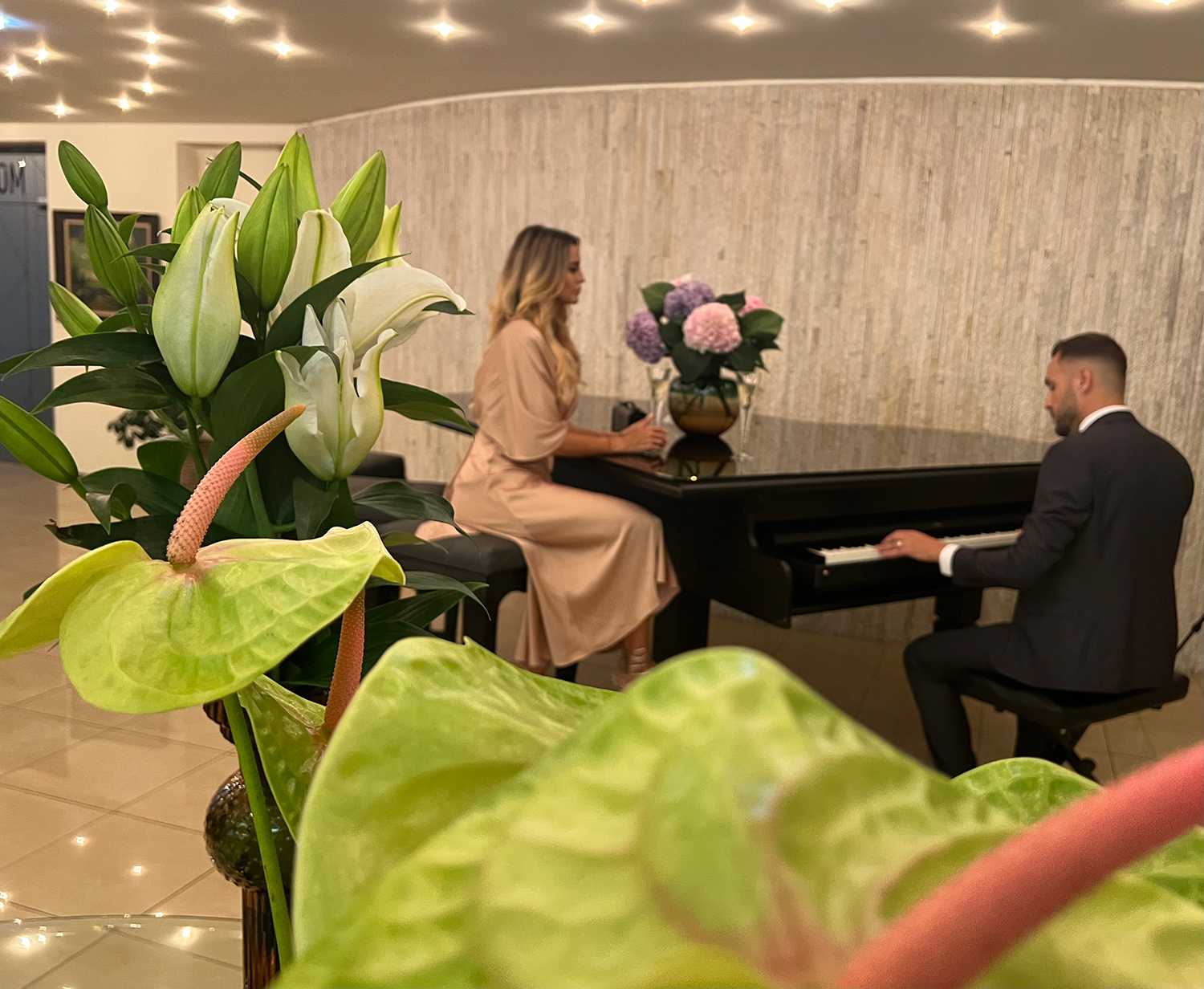 Мъж свири на пиано - Парк хотел Санкт Петербург